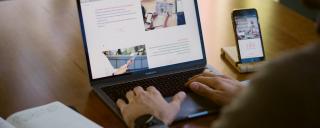 Banner für Blogbeitrag zum Thema Arbeitszeit zeigt einen Arbeitsplatz mit Laptop