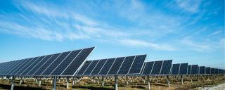 Banner für Blogbeitrag zum Thema Nachhaltigkeitsberichterstattung zeigt Solarpaneele