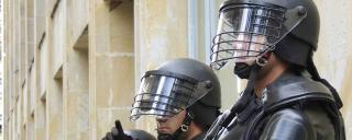 Banner für Blogbeitrag zum Thema Strafrecht zeigt Polizisten mit Helm