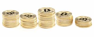 Banner für Blogbeitrag zum Thema Fintech zeigt mehrere Stapel Bitcoins