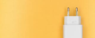 Banner für Blogbeitrag zum Thema Grundversorgung zeigt einen Netzstecker