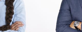 Banner für Blogbeitrag zum Thema Arbeitsrecht zeigt Personen mit verschränkten Armen