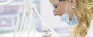 Banner für Blogbeitrag zum Thema Gesundheitsreform zeigt Zahnärztin