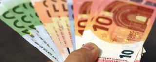 Banner für Blogbeitrag zum Thema Korruption zeigt aufgefächerte Geldscheine