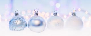 Banner für Blogbeitrag zum Thema Arbeitstrecht zeigt Christbaumkugeln