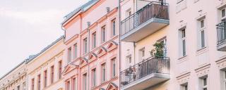 Banner für Blogbeitrag zum Thema Mietrecht zeigt Altbau-Fassaden