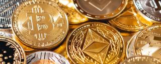 Banner für Blogbeitrag zum Thema Crypto-Assets zeigt Münzen von Kryptowährungen
