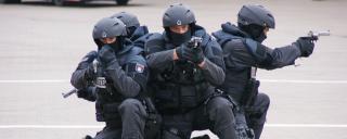 Banner für Blogbeitrag zum Thema Sicherheit zeigt eine Gruppe an Polizisten