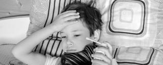 Banner für Blogbeitrag zum Thema Dienstfreistellung zeigt einen kranken Bub im Bett
