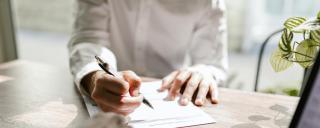  Banner für Blogbeitrag zum Thema Zivilrecht zeigt einen Mann, der ein Formular ausfüllt