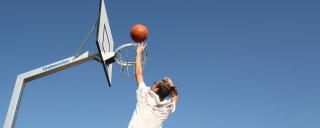 Banner für Blogbeitrag zum Thema Zivilrecht zeigt einen Basketballspieler