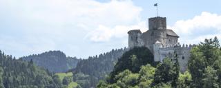 Banner für Blogbeitrag zum Thema Zivilrecht Judikatur Juni 2023 zeigt eine Burg