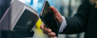 Banner für Blogbeitrag zum Thema Fintech zeigt kontaktlose Zahlung per Smartphone