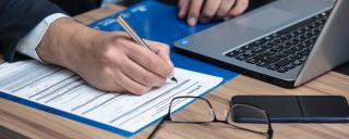 Banner für Blogbeitrag zum Thema Zivilrecht Judikatur Jännner 2023 zeigt Mann mit Stift und Dokument am Schreibtisch
