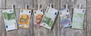 Banner für Blogbeitrag zum Thema Steuerreform 2023 zeigt Geldnoten, die mit Kluppen an einer Schnur aufgehängt sind