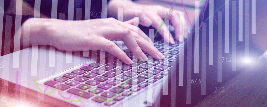 Banner für Blogbeitrag zum Thema FinTech – Digitalisierung & Innovationen im Finanzsektor zeigt Hände auf Laptop