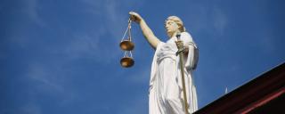 Banner für Blogbeitrag zum Thema Zivilrecht Judikatur Dezember 2022 zeigt Statue der Justitia