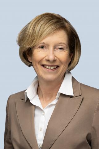 Portraitfoto von Andrea Tschirf