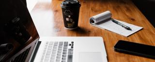 Banner für Blogbeitrag zum Thema Zivilrecht Judikatur November 2022 zeigt Arbeitsplatz mit Laptop und Kaffee