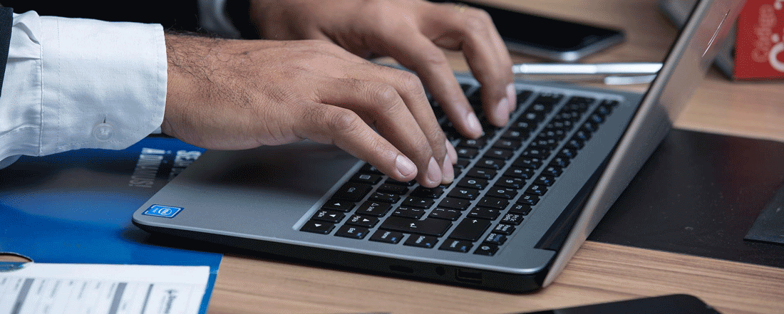Banner für Blogbeitrag zum Thema Zivilrecht Judikatur Okt. 2022 zeigt Hände, die auf Laptop arbeiten