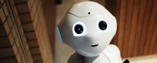 Banner für Blogbeitrag zum Thema Legal Tech zeigt einen Roboter