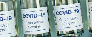 Banner für Blogbeitrag zum Thema Ausfallsbonus zeigt COVIV-19 Impfungen