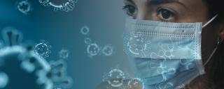Banner für Blogbeitrag zum Thema Impfpflicht zeigt eine Person mit Maske und illustrierten Viren