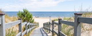 Banner für Blogbeitrag zum Thema Urlaub mit Scheidungskindern zeigt einen Strand mit Dünen