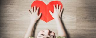 Banner für Blogbeitrag zum Thema Familienmediation zeigt ein Kind mit mit Papierherz