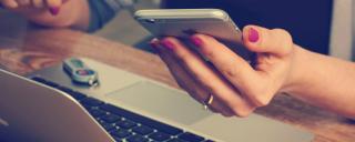Banner für Blogbeitrag zum Thema Crowdwork zeigt die Hände einer Frau, die am Laptop arbeitet