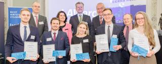 Banner für Beitrag aus dem Wissen Magazin zum Laward zeigt Personen bei der Veranstaltung mit Urkunden und Kuverts