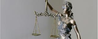 Banner für Blogbeitrag zum Thema Ethik in der öffentlichen Verwaltung zeigt Statue der Justitia
