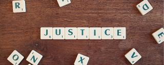 Banner für Beitrag zum Thema Rechtsethik und Radbruch zeigt das Wort Justice, das mit Scrabblesteinen gelegt wurde