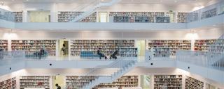 Banner für Publication Ethics zeigt Bibliothek mit mehreren Stockwerken
