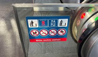 Foto 1 für Blogbeitrag zum Thema Gebote und Verbote zeigt Schilder bei einem U-Bahn Eingang