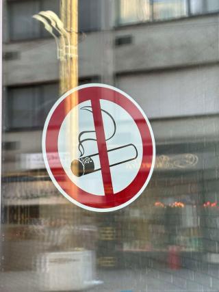 Foto 3 für Blogbeitrag zum Thema Gebote und Verbote zeigt Rauchen verboten-Schild