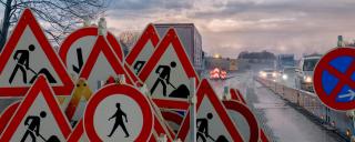 Banner für Blogbeitrag zum Thema Gebote und Verbote zeigt diverse Verkehrsschilder auf Autobahn