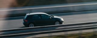 Banner zeigt fahrenes schwarzes Auto